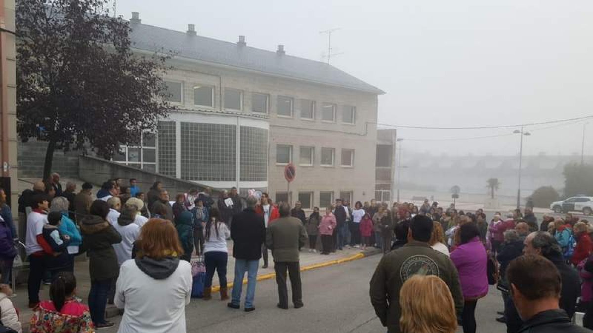 Imagen de la protesta que tuvo lugar ayer en Toreno a primera hora de la mañana. ASOCIACIÓN TORESIL