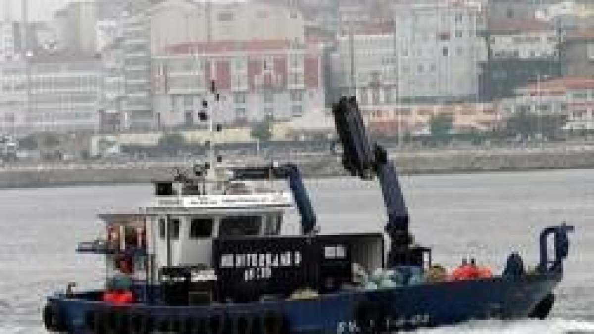 El buque-taller «Latero», con un grupo de buceadores a bordo, zarpó ayer desde La Coruña