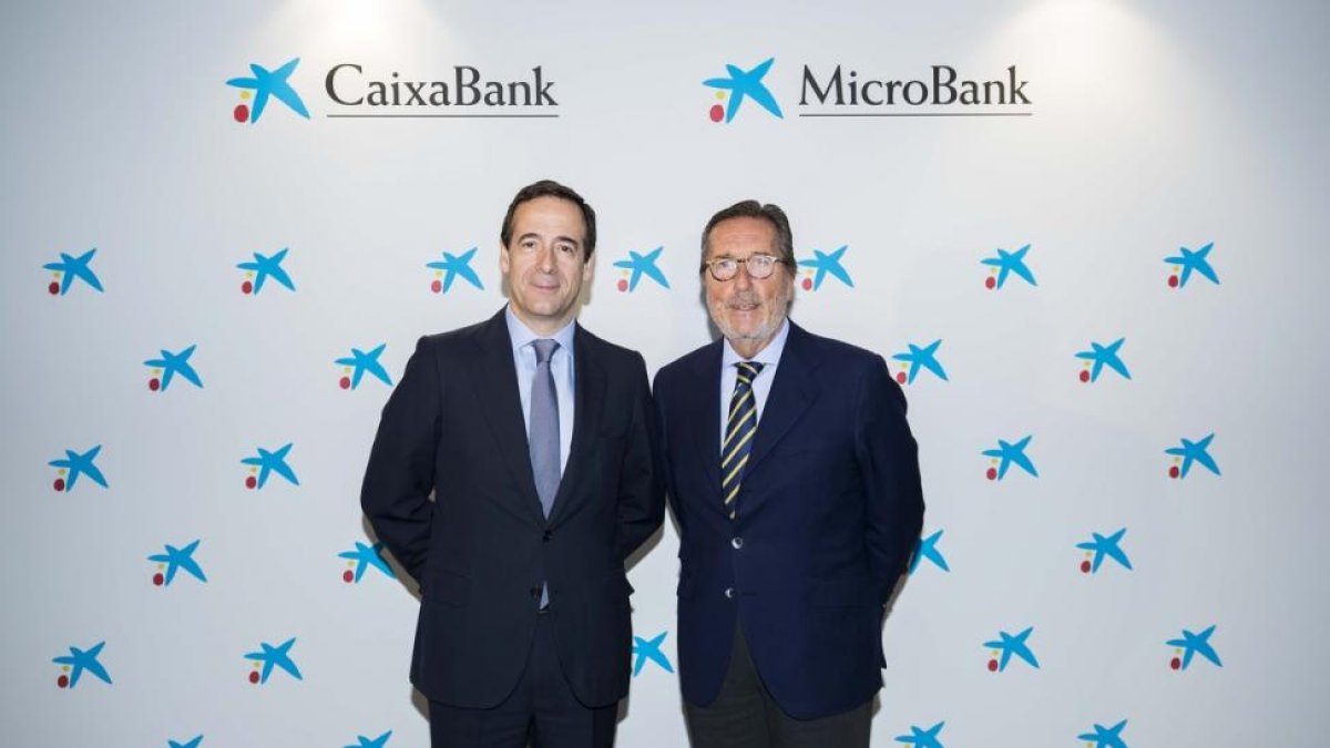Gonzalo Gortázar, consejero delegado de CaixaBank, y Antoni Vila, presidente de MicroBank.
