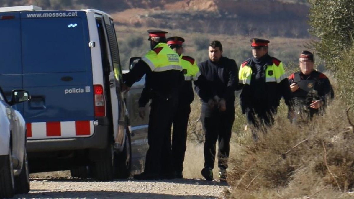 El asesino de los dos agentes rurales en Aspa, durante un reconocimiento del  lugar de los hechos, el pasado mes de enero.