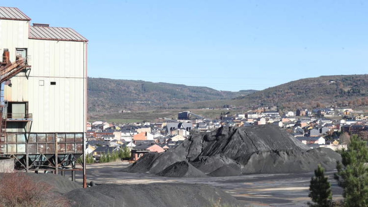 Vista del pozo Alicia de Fabero, donde se acumula un millón de toneladas de carbón. ANA F. BARREDO