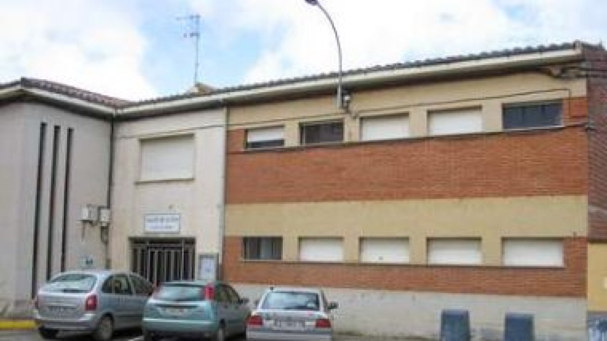 Imagen exterior del Colegio de las Monjas de Santa María del Páramo, que acogerá el centro cívico