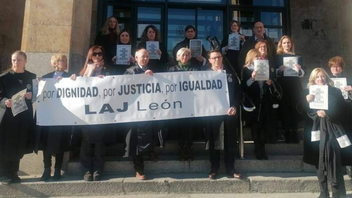 Una de las últimas concentraciones de los letrados judiciales en León. DL