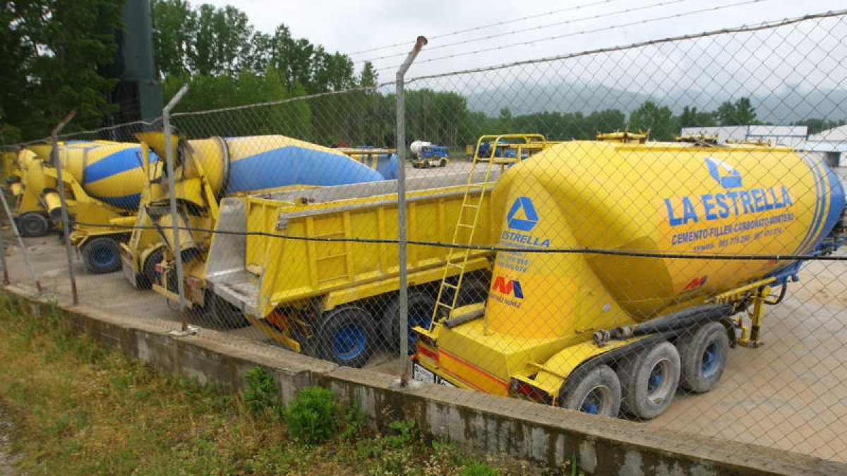 Vehículos de La Estrella aparcados en las instalaciones del grupo Martínez Núñez en Dehesas (Ponferrada).