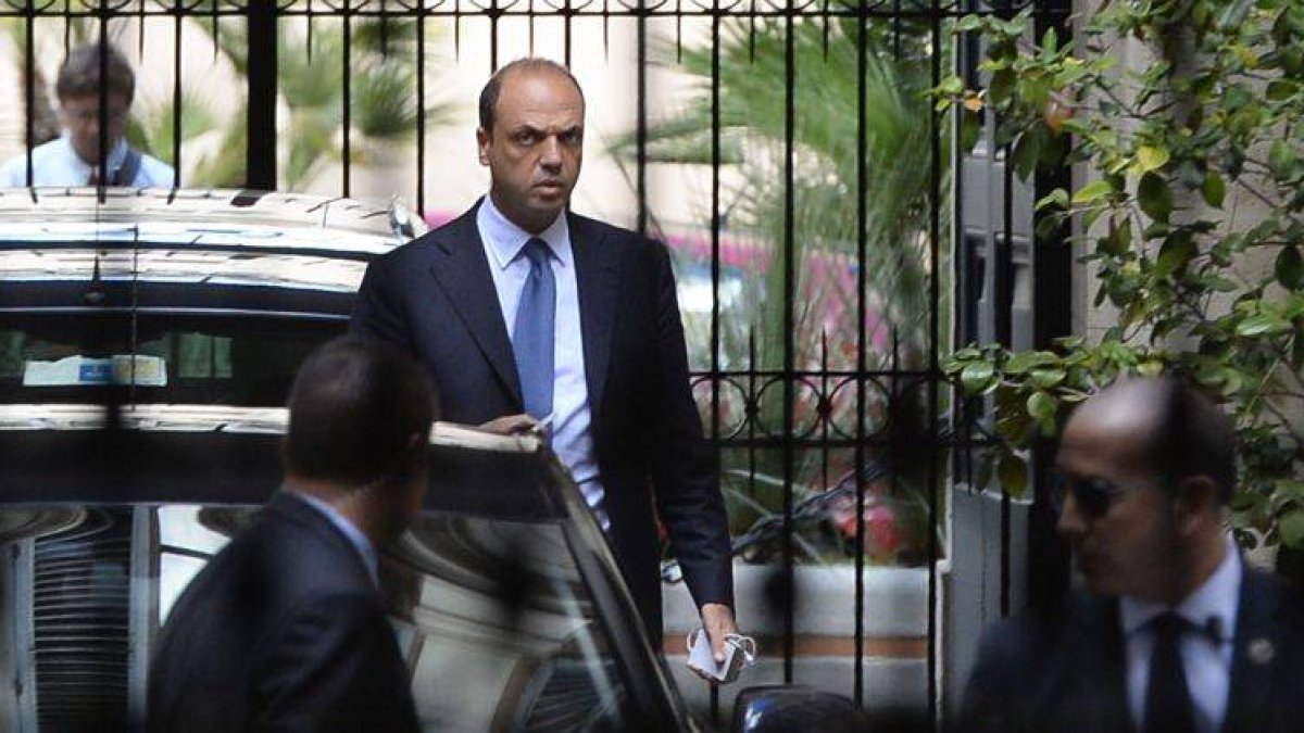 Angelino Alfano, secretario general del PDL, ayer a la salida de la casa de Roma.