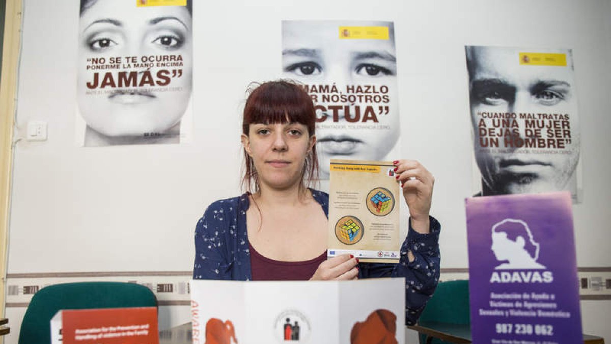 Lucía Lorenzana, trabajadora social de Adavas, con los folletos del programa Daphne en el que participa la asociación leonesa.