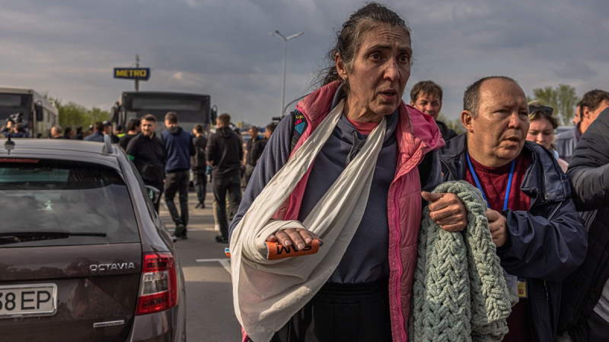 Una mujer herida llega a Zaporizhzhia en un autobús evacuada de la planta siderúrgica Azovstal, en la sitiada Mariupol. ROMAN PILIPEY