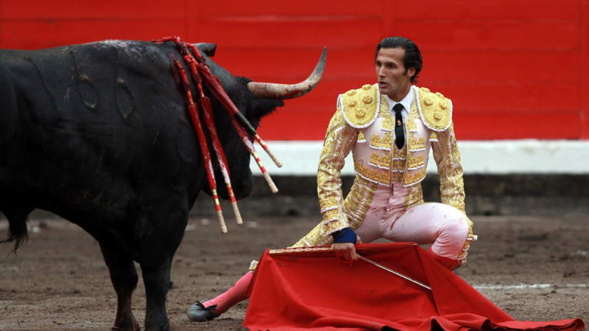 David Mora, ante su segundo toro ayer en Bilbao.