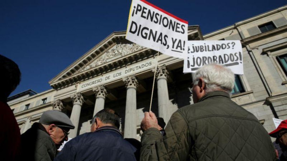 Un grupo de jubilados protesta ante el Comgreso de los Diputados el pasado día 22.