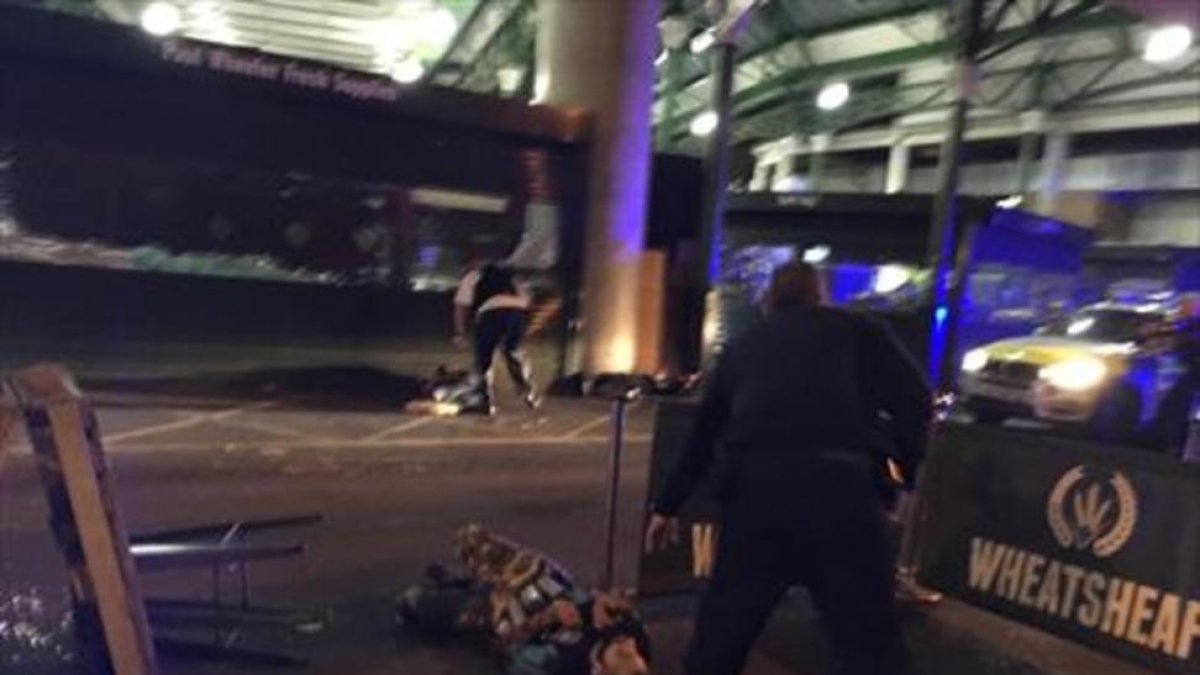 Los tres sospechosos del ataque yacen en el suelo tras ser tiroteados por la policía, ayer, en Londres.