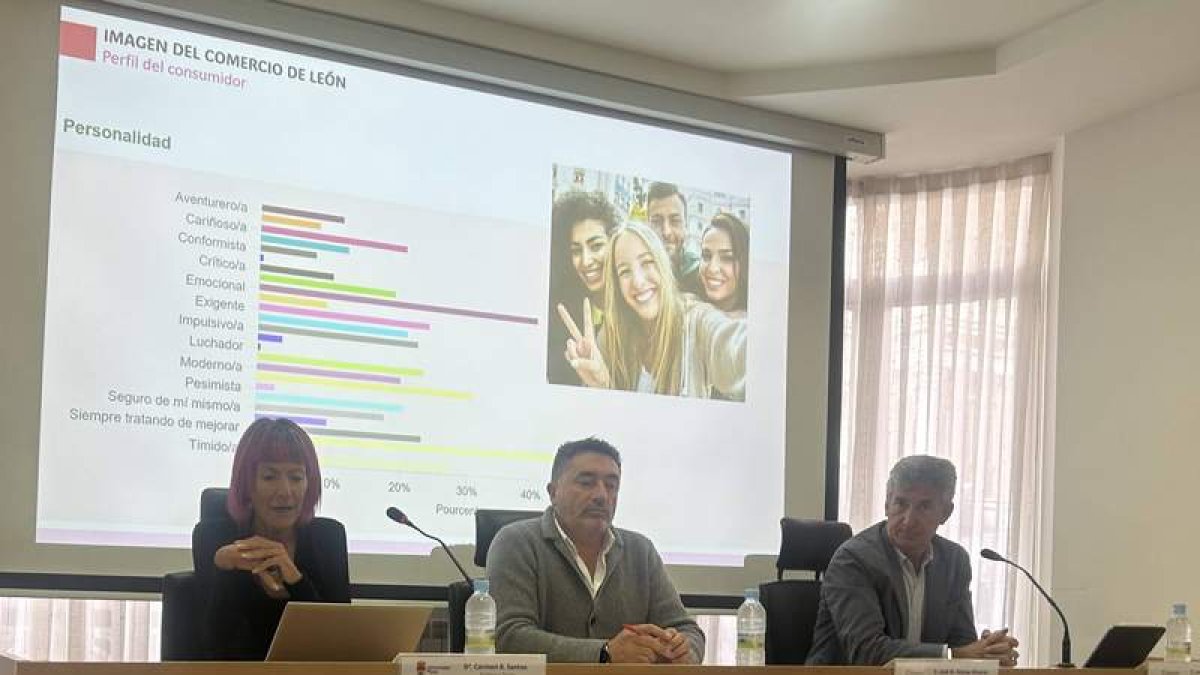 Carmen Rodríguez Santos, José Manuel Alonso y Javier Sanz presentaron ayer el informe. RAMIRO