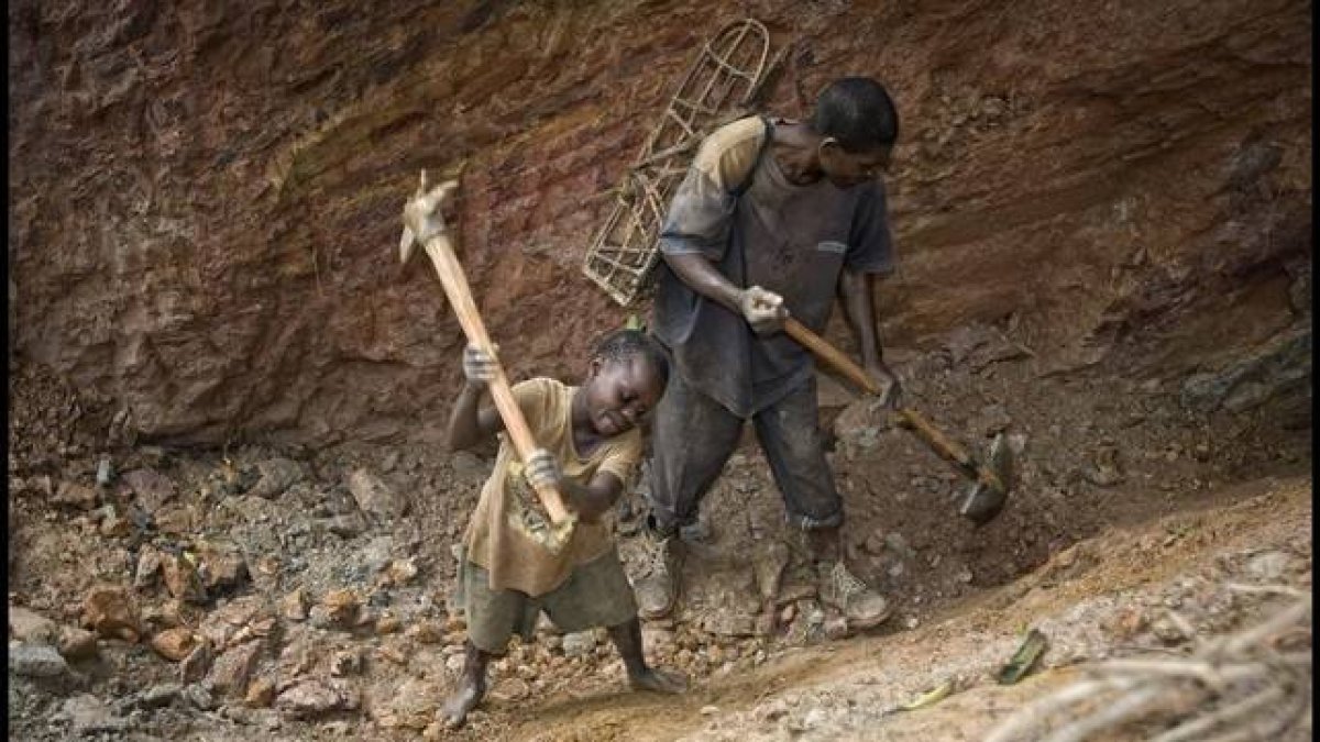 Menores trabajando en una mina de coltán, en la República Democrática del Congo.