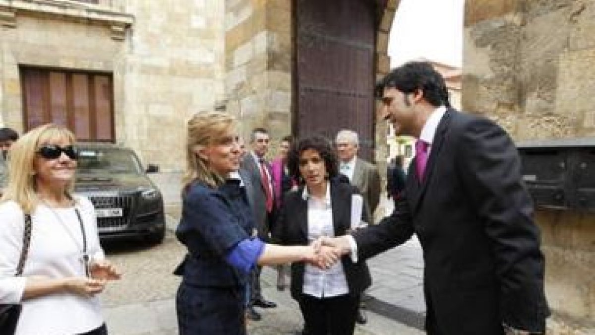 María José Salgueiro, ayer a su llegada a San Isidoro, saluda a Óscar San Martín de Innove Institute