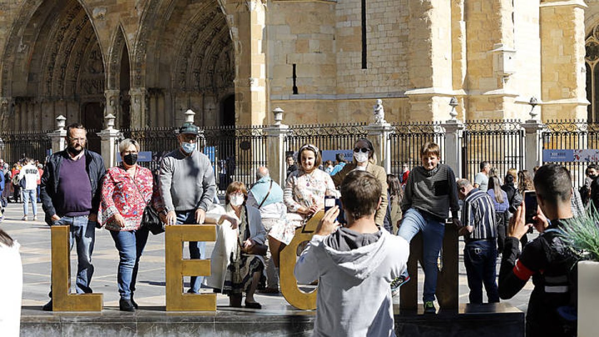 Turistas en la Plaza de Regla, junto a la Catedral. RAMIRO