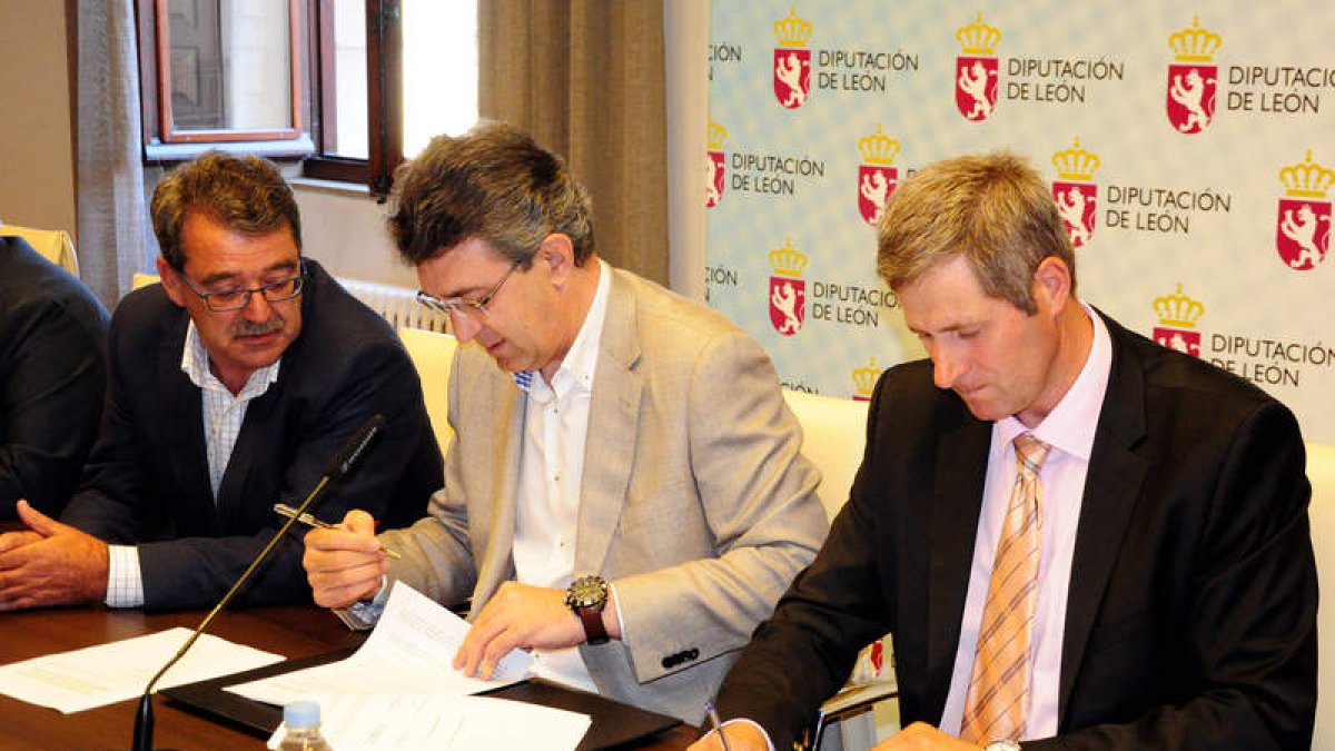 Majo y Alonso firman el convenio para financiar el estudio del sector. JAVIER SUÁREZ-QUIÑONES