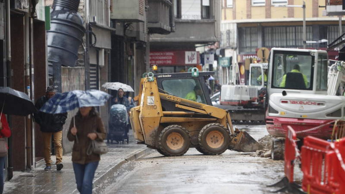 Obras en la calle Real donde se aplicarán las restricciones que afectarán a la plaza de Abastos. L. DE LA MATA
