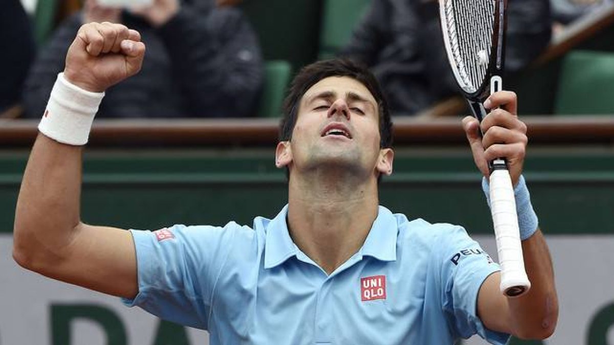 Novak Djokovic celebra su victoria ante Jo-Wilfried Tsonga y el pase a cuartos de final de Roland Garros.