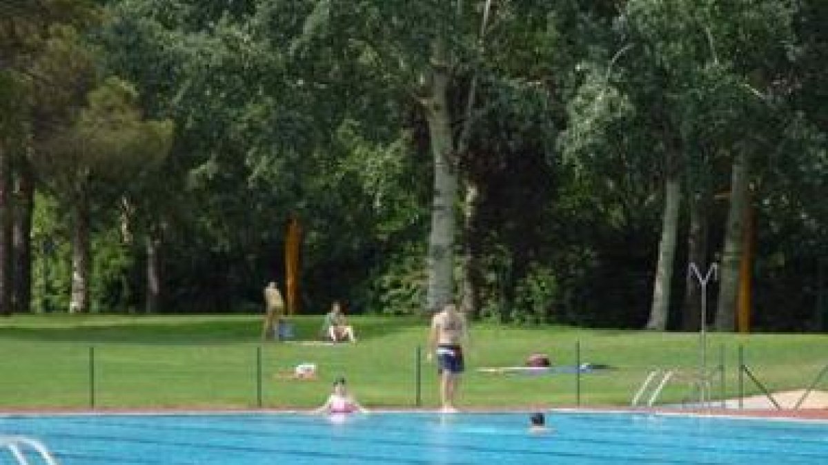La piscina municipal de León, en una imagen de archivo.
