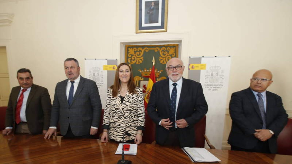 Sáez, Morán, Barcones, Rodríguez Mulero y Sánchez, ayer en la Subdelegación del Gobierno. RAMIRO