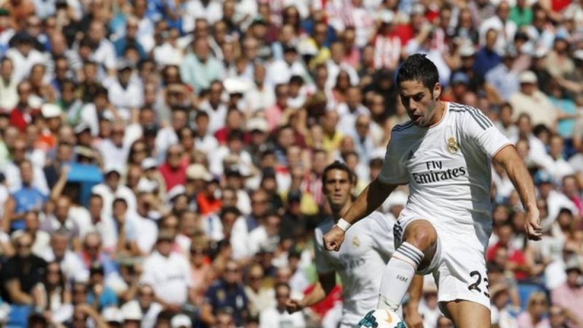 Isco controla el balón, durante el encuentro entre el Madrid y el Athletic.