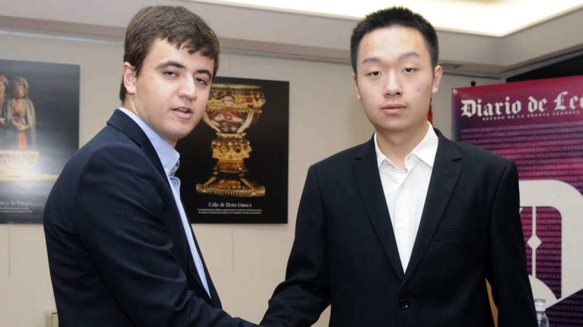 Jaime Santos, a la izquierda, saluda al vigente campeón y a su rival de hoy, Wei Yi. RAMIRO