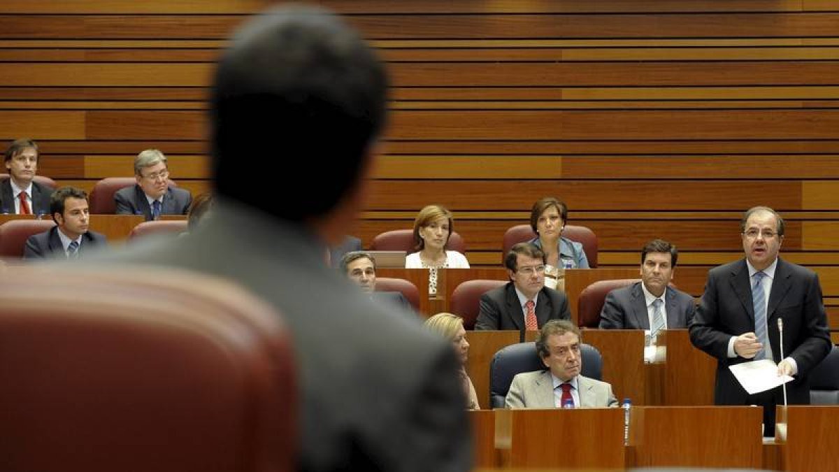 Juan Vicente Herrera se dirige al portavoz del Grupo Socialita, Óscar López (de espaldas) durante su intervención en el pleno