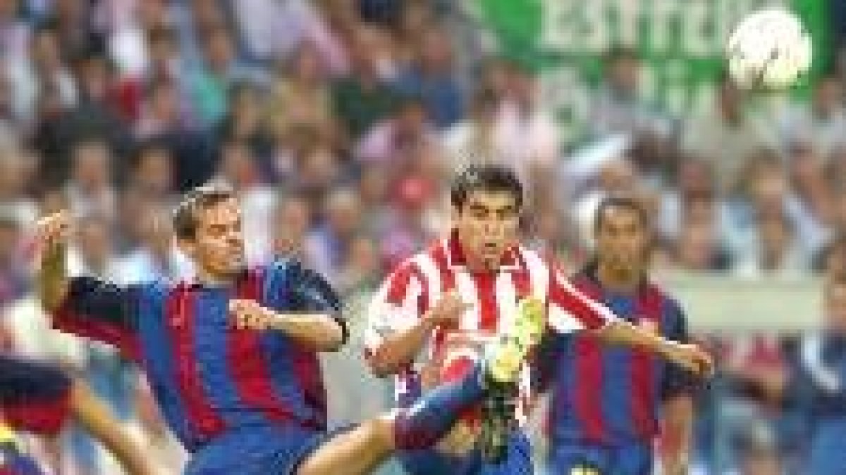 Ibagaza disputa un balón con el barcelonista Cocu, en el partido disputado ayer