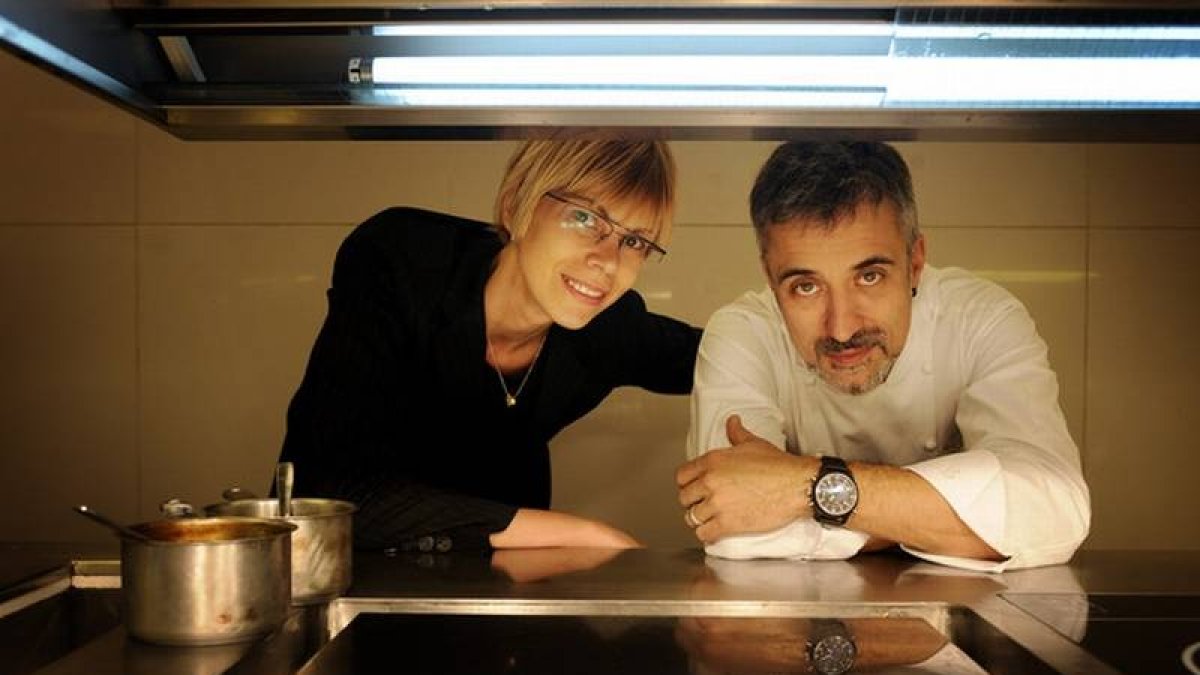 Sergi Arola y su mujer Sara Fort, en la cocina del restaurante de Madrid, en el 2008.
