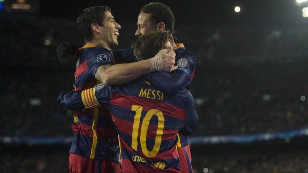 Messi es felicitado por Suárez y Neymar tras el tanto al Roma.