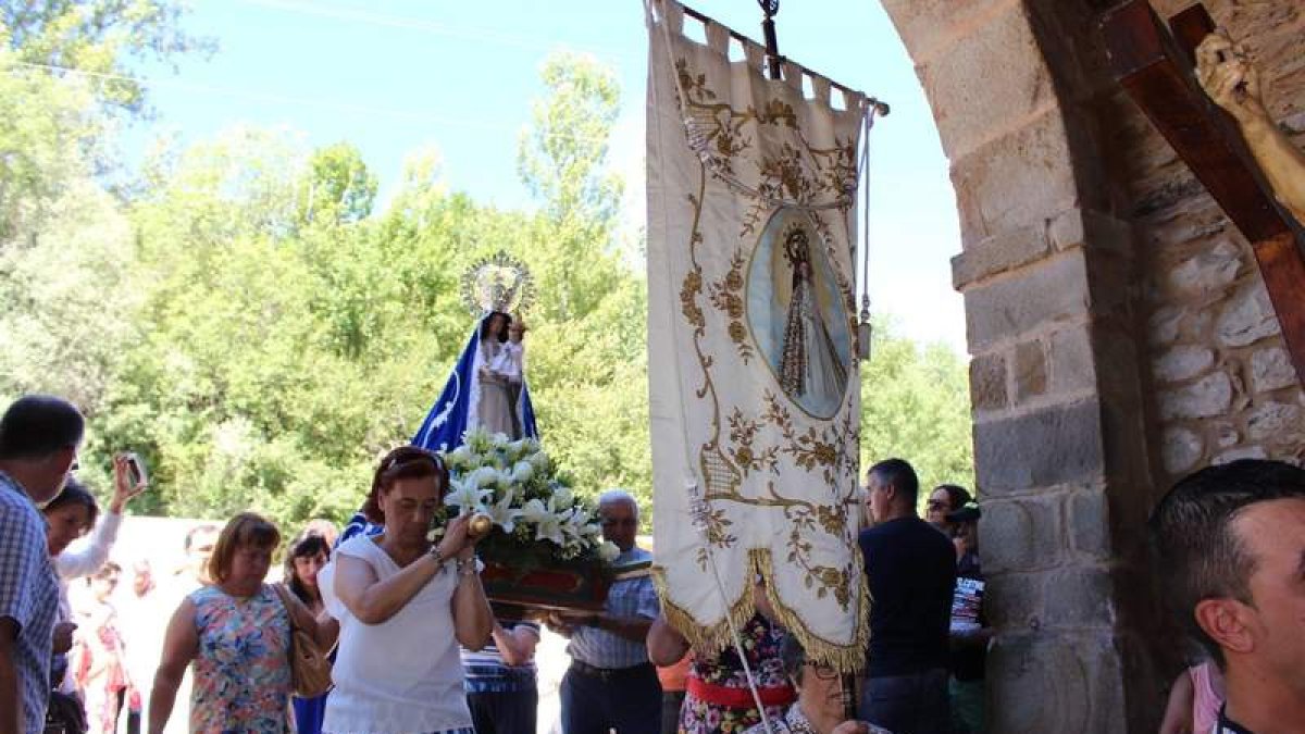 La romería de la Virgen de las Nieves centra el día grande de las fiestas en la localidad de Páramo del Sil. DL