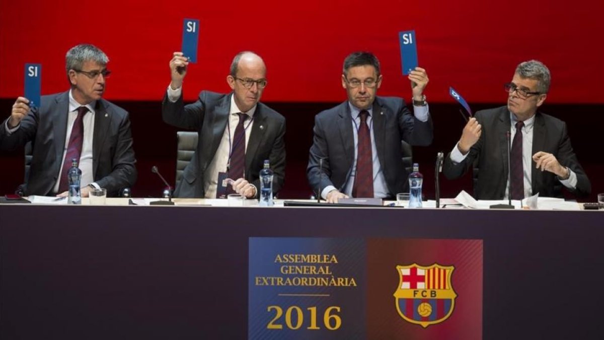 Los directivos del Barça dan su aprobación a los planes de futuro en China durante la asamblea extraordinaria del club celebrada el pasado 18 de diciembre.