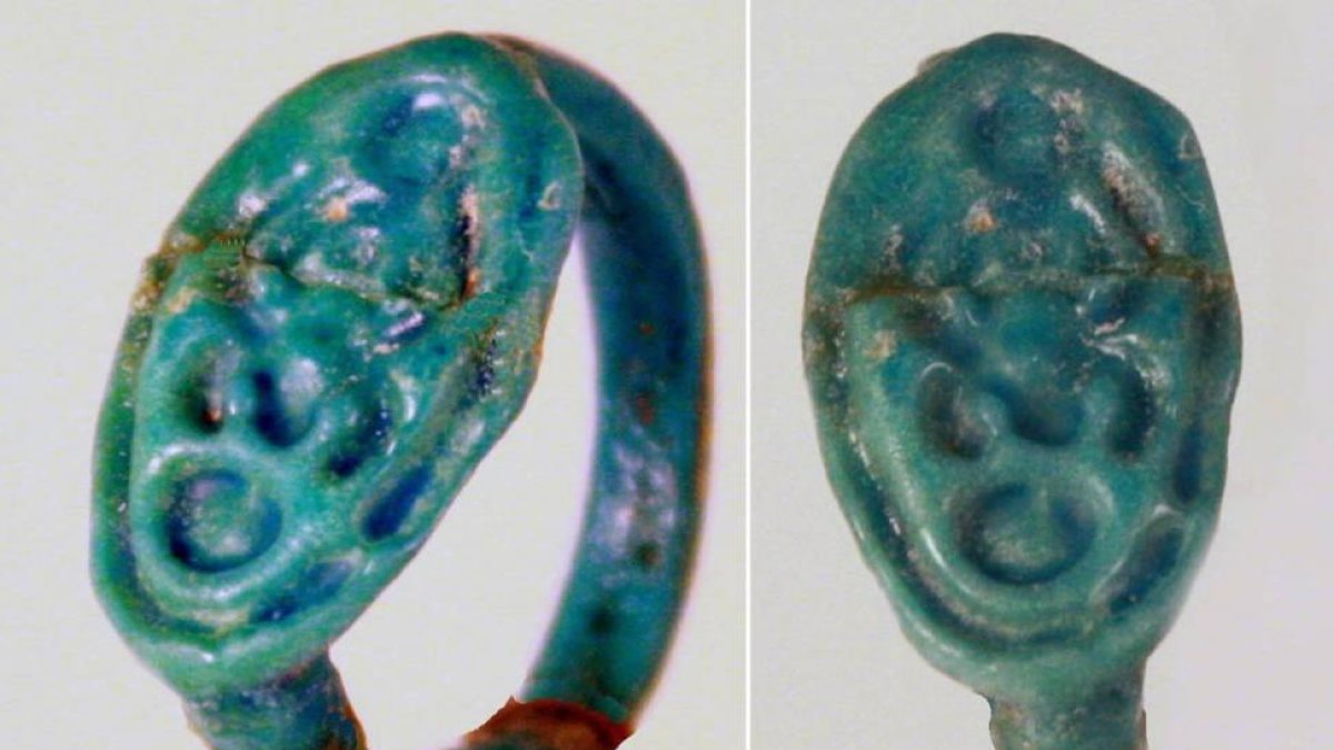 Dos detalles del anillo de Tuntakhamón que exhibirá el Museo Liceo Egipcio de León en la próxima exposición.