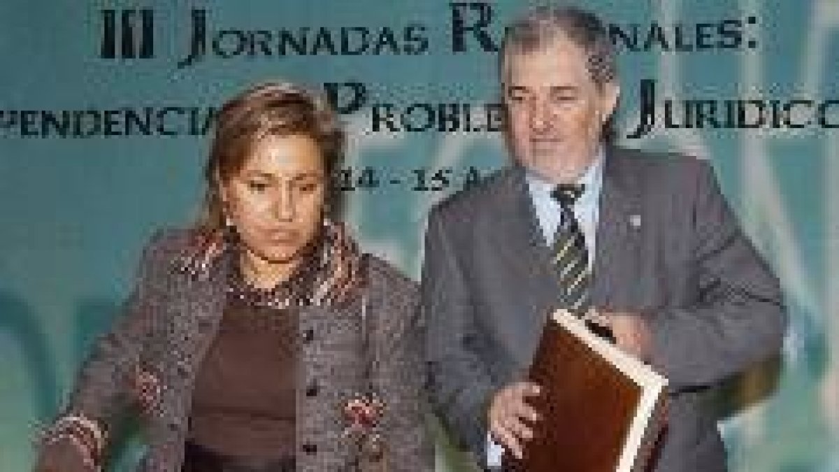 Rosa Valdeón y Cándido Conde-Pumpido antes de la firma del acuerdo