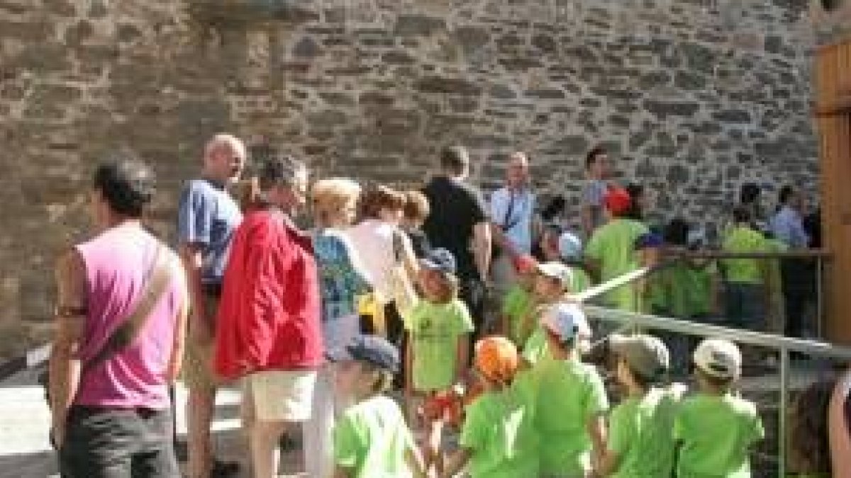Los niños mostraron un especial interés por el castillo momentos antes de iniciar la visita