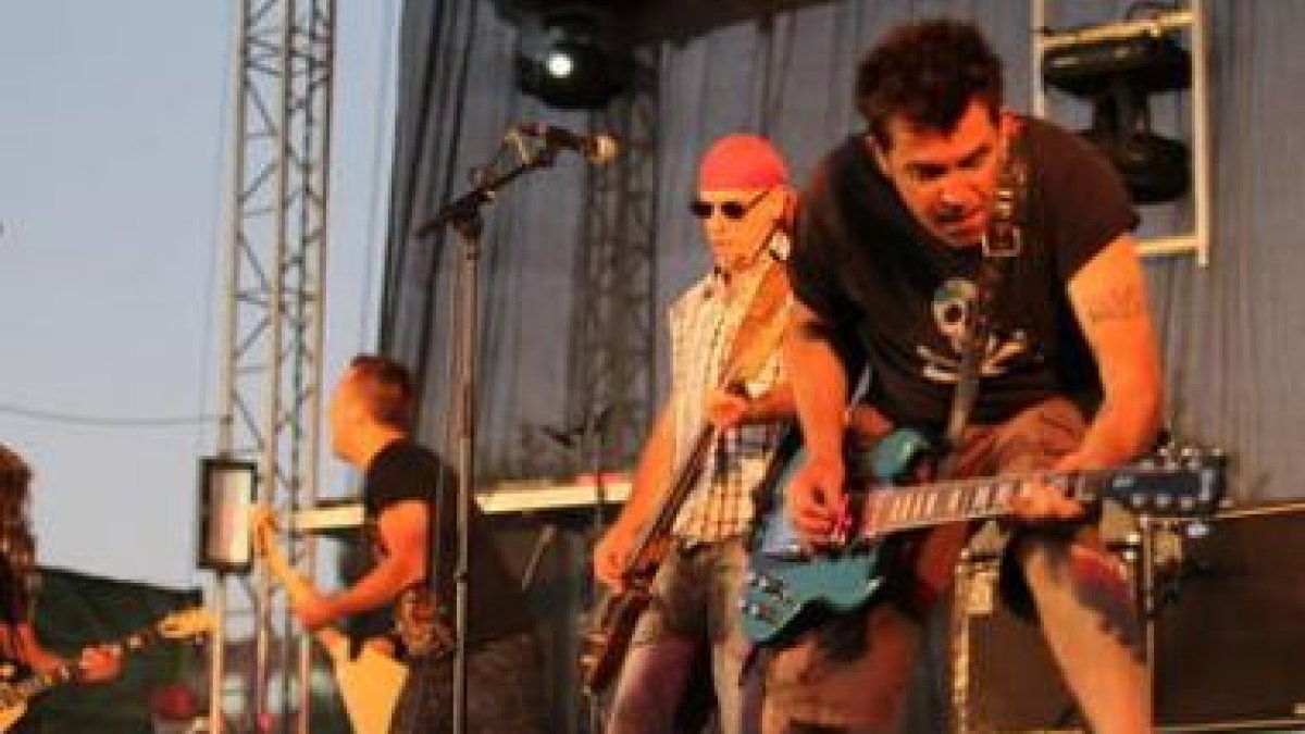 Imagen del concierto ofrecido ayer en Isla Rock por el mítico grupo navarro Barricada.