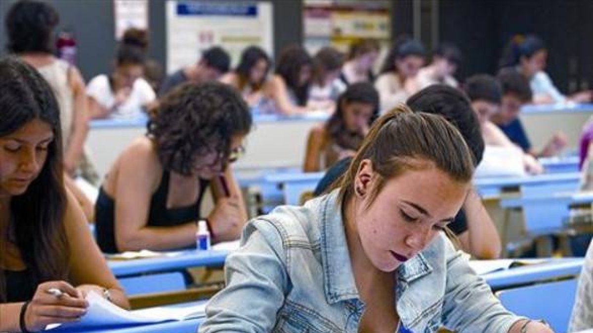 Unos alumnos hacen una prueba de selectividad en el Campus del Mar de la Universitat Pompeu Fabra.