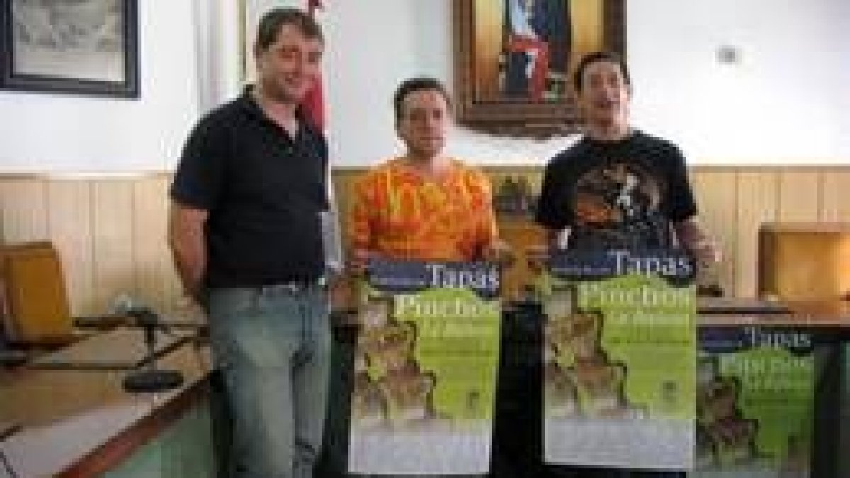 Luis Pérez Rubio, Manuel Álvarez y Javier Turrado con el póster de la ruta gastronómica