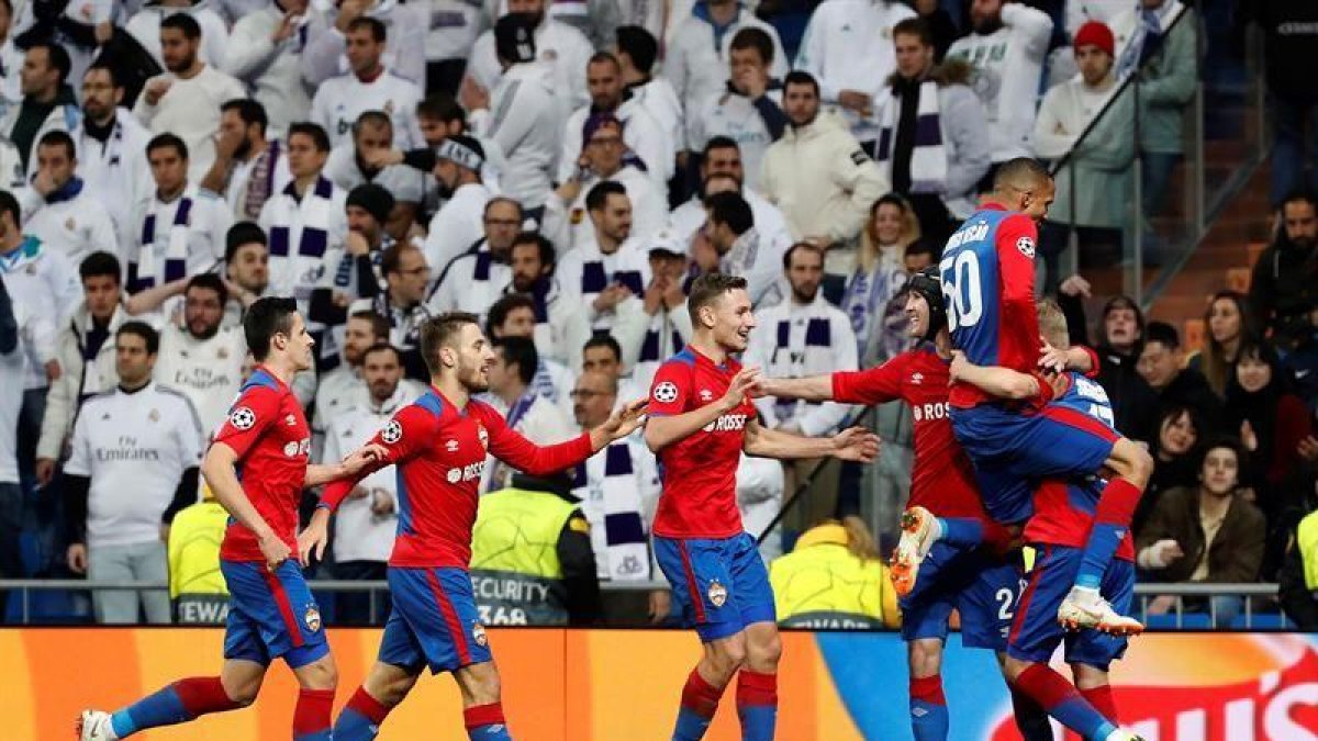 Los jugadores del CSKA de Moscú celebran el gol de Arnór Sigurdsson.