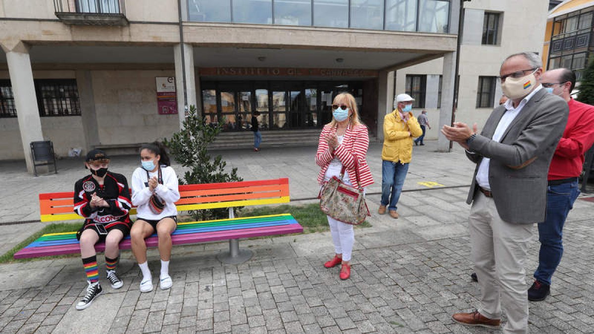 Miembros de la Corporación aplauden a una pareja que se sentó en el banco tras el acto. L. DE LA MATA