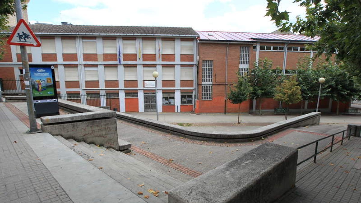 Imagen de archivo del colegio Navaliegos de Ponferrada. L. DE LA MATA