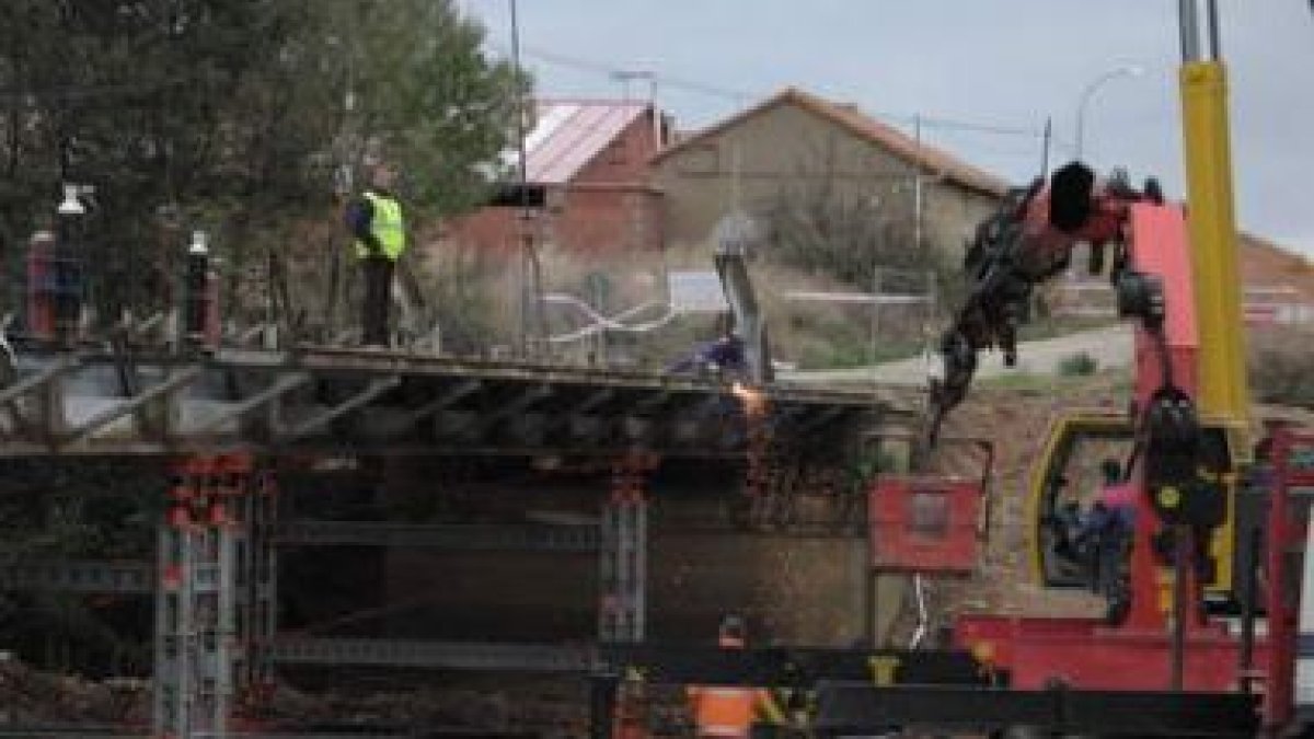 Una imagen del puente de hierro de Sopeña durante los trabajos de desmantelamiento