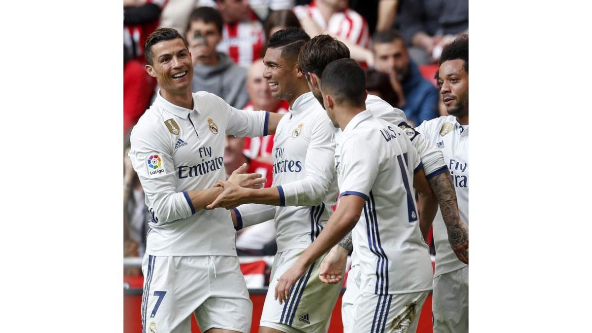 Los jugadores del Real Madrid celebran el tanto del triunfo ante los de Valverde. TEJIDO