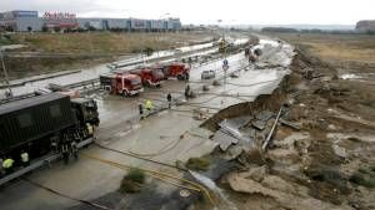 Las lluvias caídas ayer en Madrid provocaron destrozos en la calzada y bolsas de agua