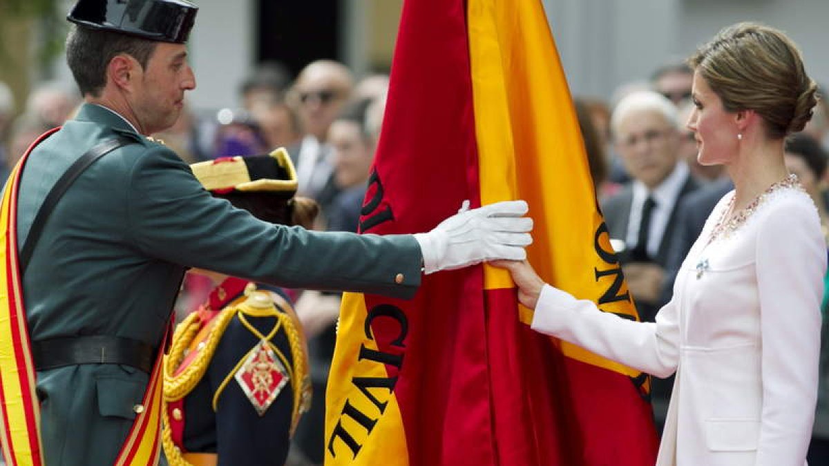 La reina entrega a un teniente coronel la nueva bandera de la XI Zona de la Guardia Civil.