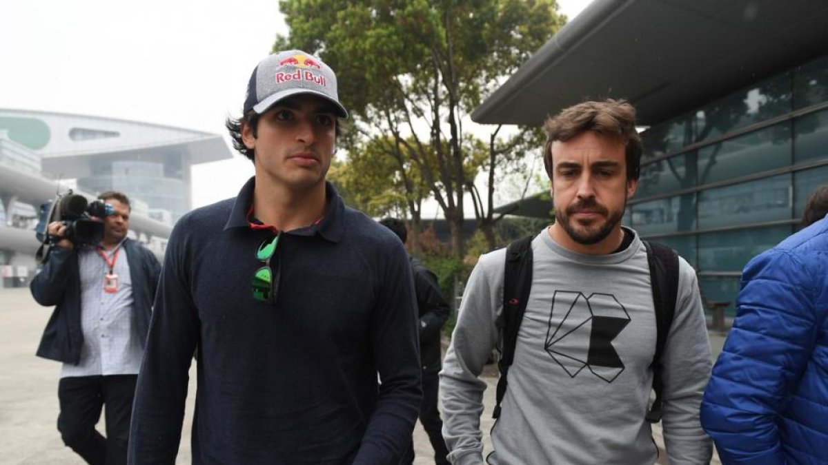 Fernando Alonso, en compañía de Carlos Sainz, por los exteriores del circuito de Shangai.
