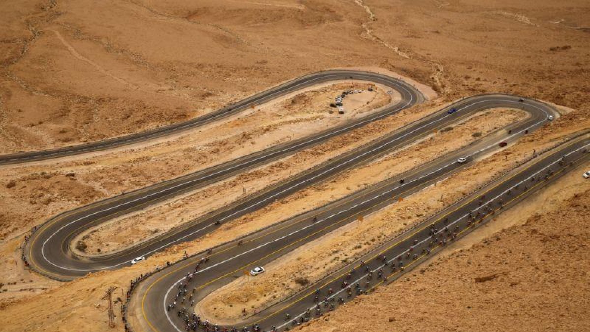 El pelotón, durante el paso del Giro por Israel.