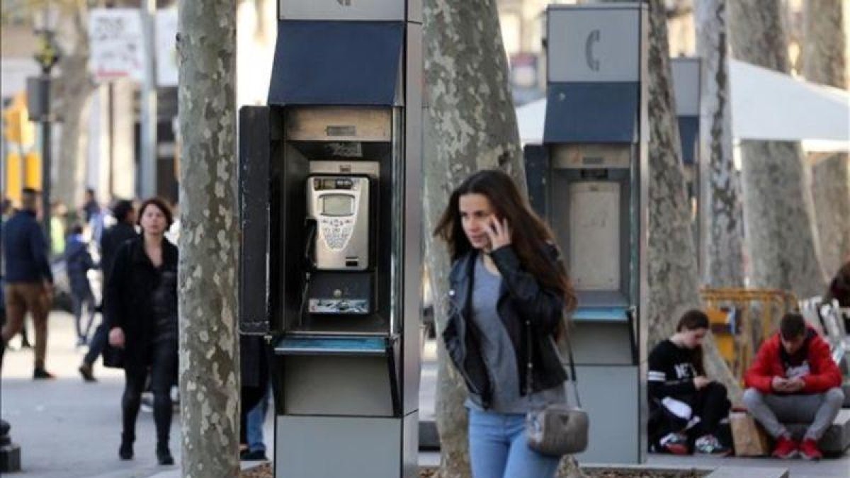 Cabina telefónica en la plaza de Cataluña de Barcelona.