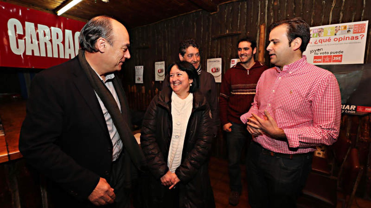 Ramos, Marqués, Fernández, Arias y Rodríguez, ayer en la sede del PSOE de Carracedelo.