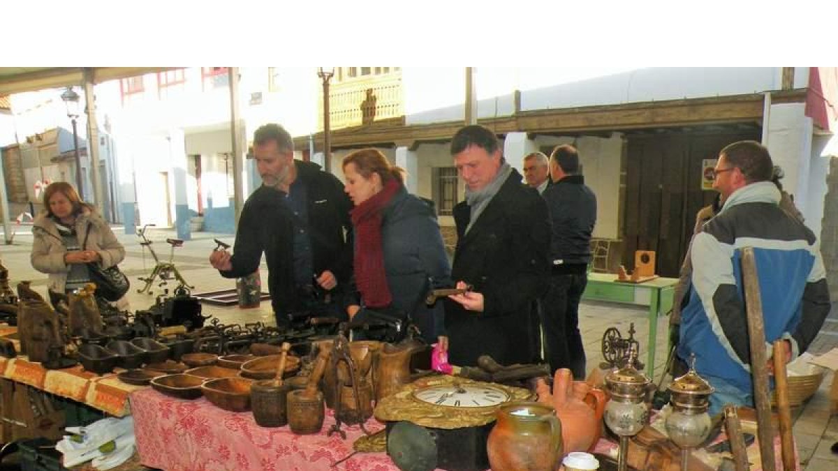 El alcalde visitó el mercado de segunda mano