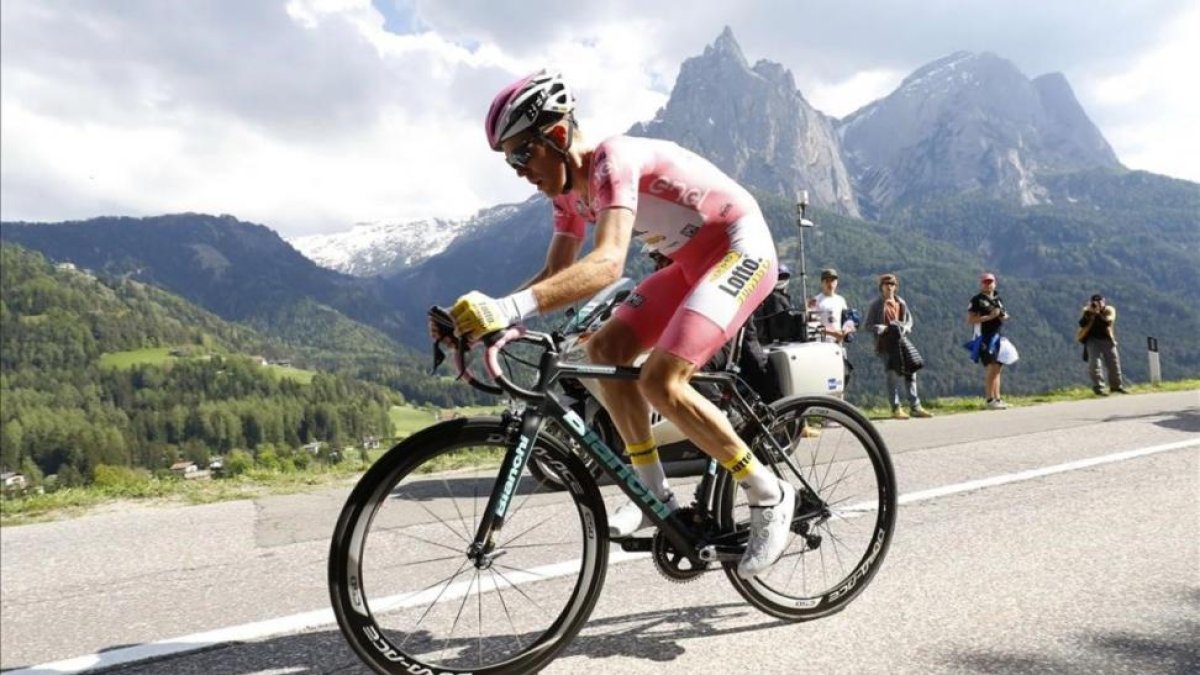 Steven Kruijswijk, con la 'maglia rosa', durante la ascensión a Alpe di Suisi.